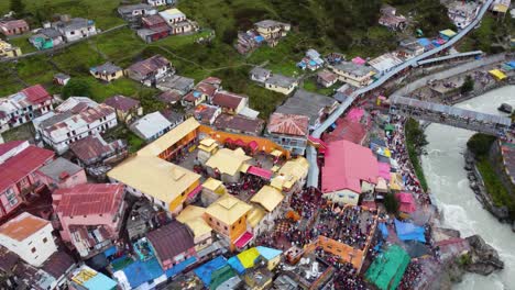 Der-Badrinath-Tempel-Liegt-Im-Himalaya-Gebirge-Und-Gilt-Als-Einer-Der-Heiligsten-Orte-Indiens