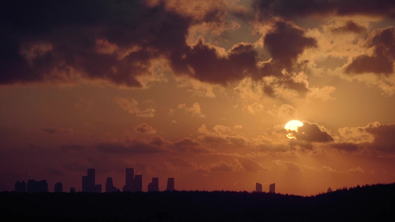 Atardecer dorado sobre la silueta del horizonte de la ciudad
