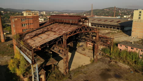 Vista-De-Drones-En-El-Antiguo-Distrito-De-Acero-Oxidado-En-Hungría