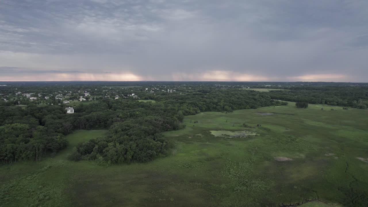 vista ariel del bosque verde y el cielo dramático en la noche