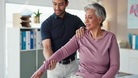 sesión de fisioterapia para el dolor de hombro