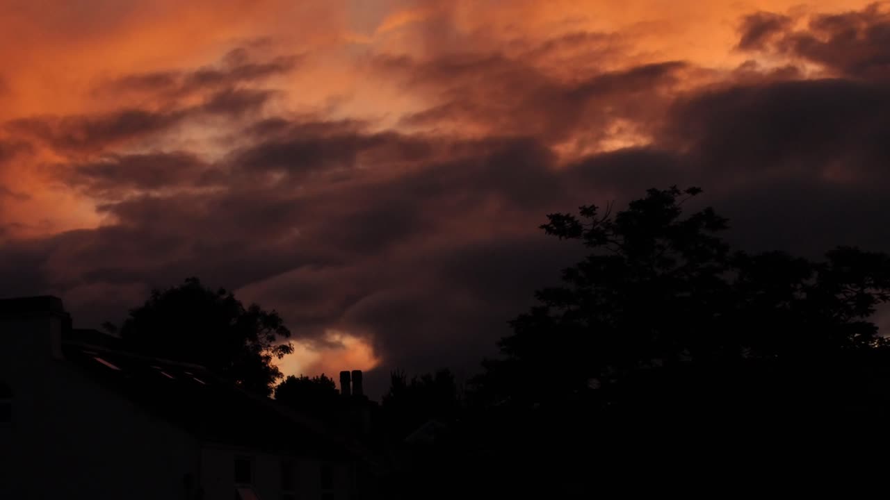 어두운 하늘에서 시간의 흐름 구름 풍경