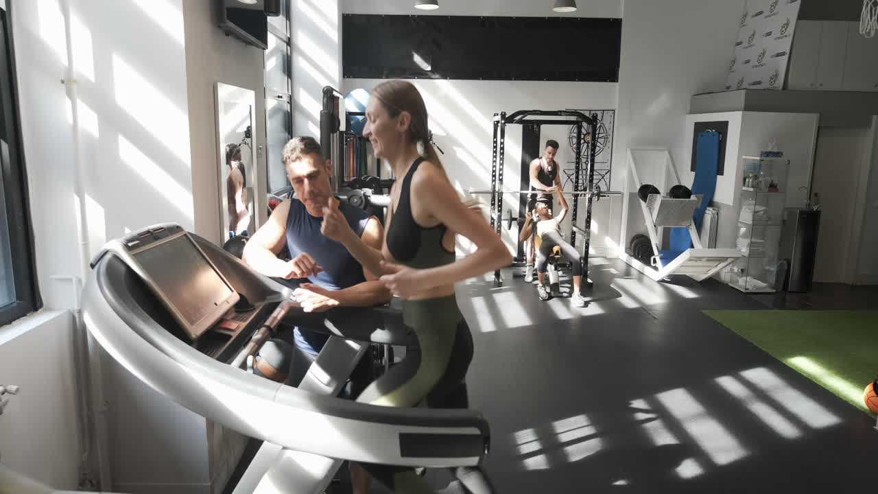Persone che si allenano in una palestra moderna