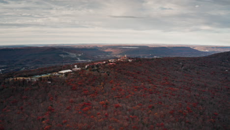 timelapse aéreo de la universidad del pacto en la montaña mirador