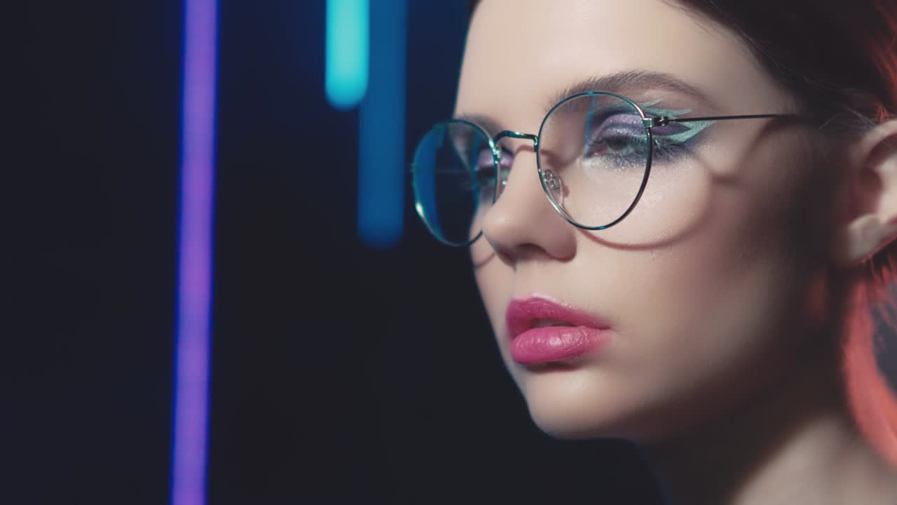 modello di moda ritratto donna occhiali rotondi