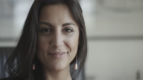 Primer-Plano-De-Una-Mujer-Joven-Sonriendo-En-Cámara