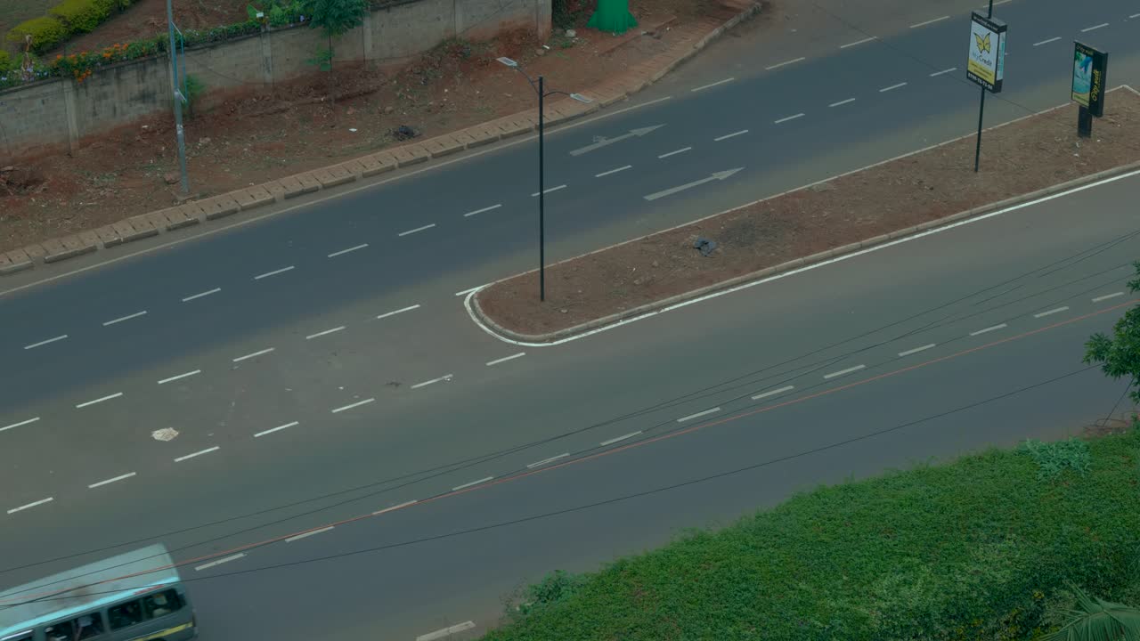 자동차가 지나가는 도로를 위에서 본 모습