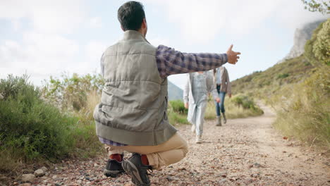 Laufen,-Wandern-Und-Tochter-Umarmt-Ihren-Vater