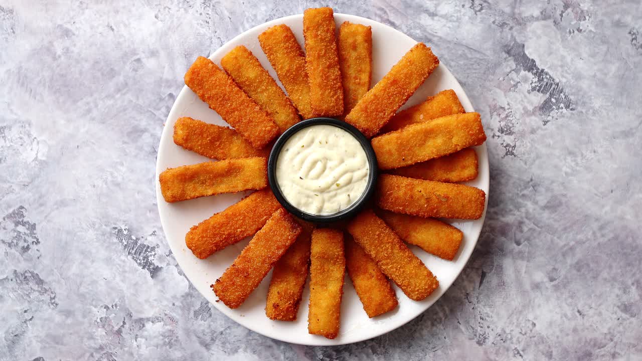 рыбные палочки с крошкой подаются с чесночным соусом