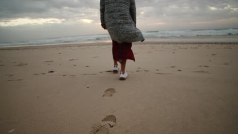 Girl-Walking-at-the-beach