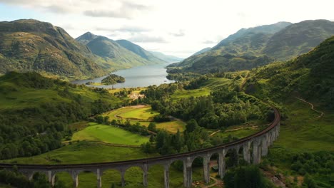 Vista-Aérea-Del-Viaducto-De-Glenfinnan-En-Escocia,-Tierras-Altas-De-Escocia,-Reino-Unido