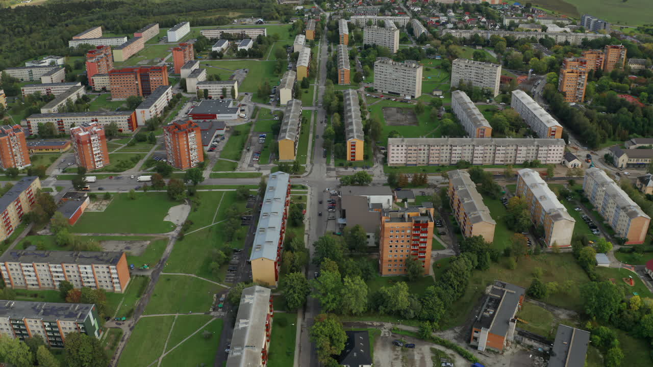 vista aérea de arriba hacia abajo de la ciudad industrial postsoviética