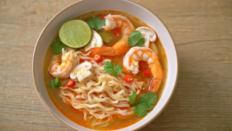 ramen de fideos instantáneos en sopa picante con gambas - estilo de comida asiática