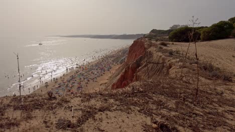praia de falesia, algarve, portugal - vista general de la playa desde los acantilados
