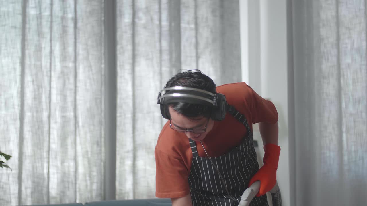 청소와 노래하는 남자