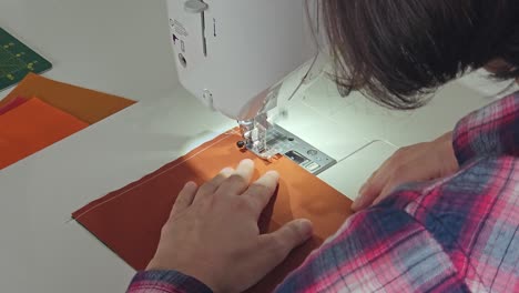 proceso de creación de colchas de patchwork - costura en la máquina de coser - desde atrás