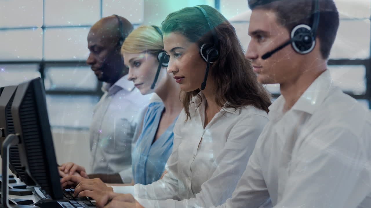 personas que trabajan en un centro de llamadas