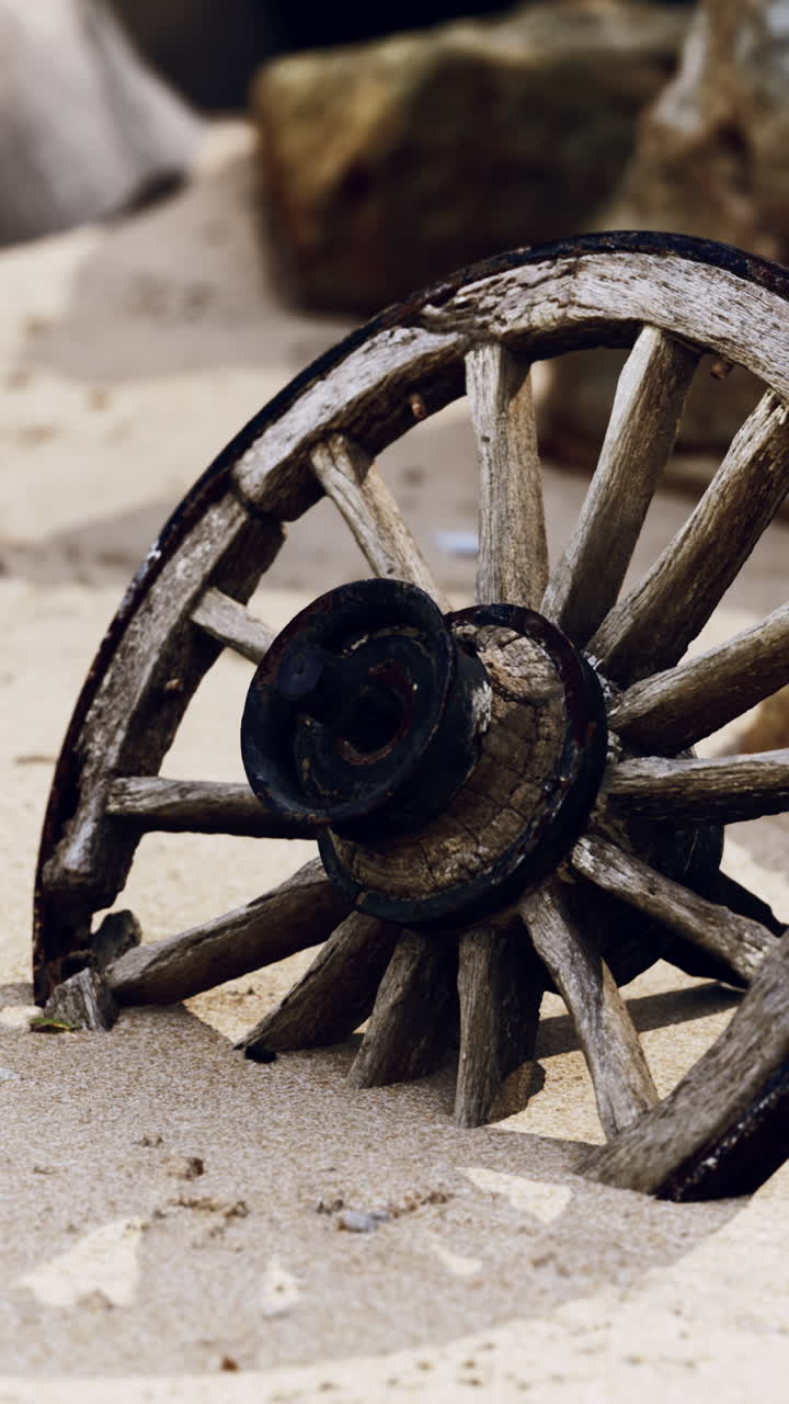Vecchia ruota di legno sulla spiaggia