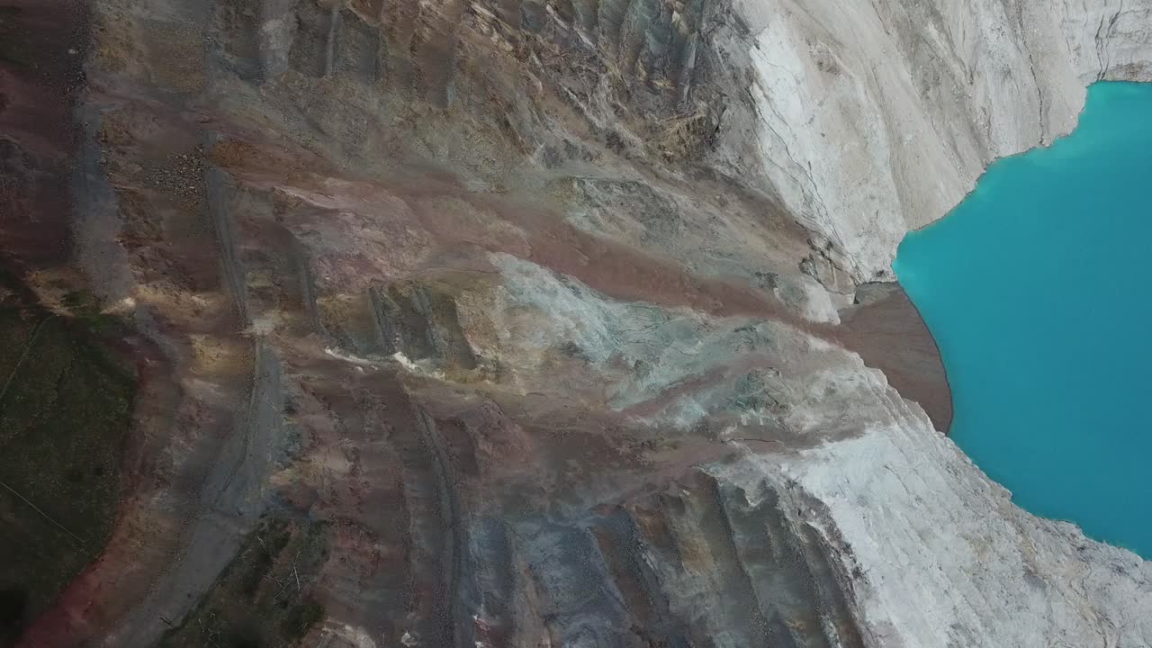 cráter de mina empinada con antena de drones de agua azul aqua