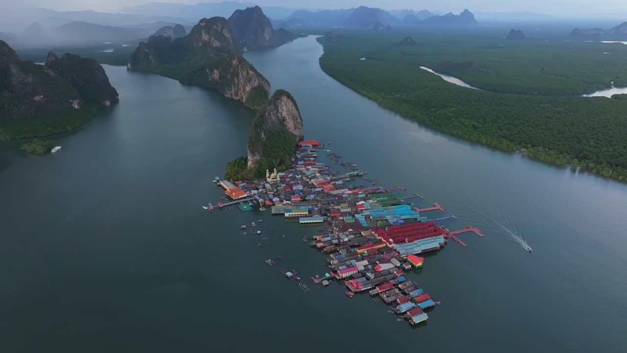 Toàn cảnh Koh Panyee, một kỳ quan của Vịnh Phang Nga, Thái Lan