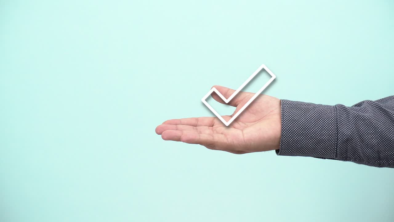 승인된 확인 표시를 보여주는 사람. 평가