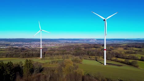 Nachhaltige-Windenergieerzeugung-In-Malerischer-Landschaftskulisse