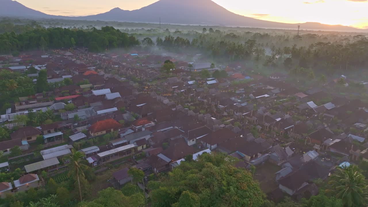 Latar belakang pegunungan di belakang desa Penglipuran yang berhutan, Bali, Indonesia