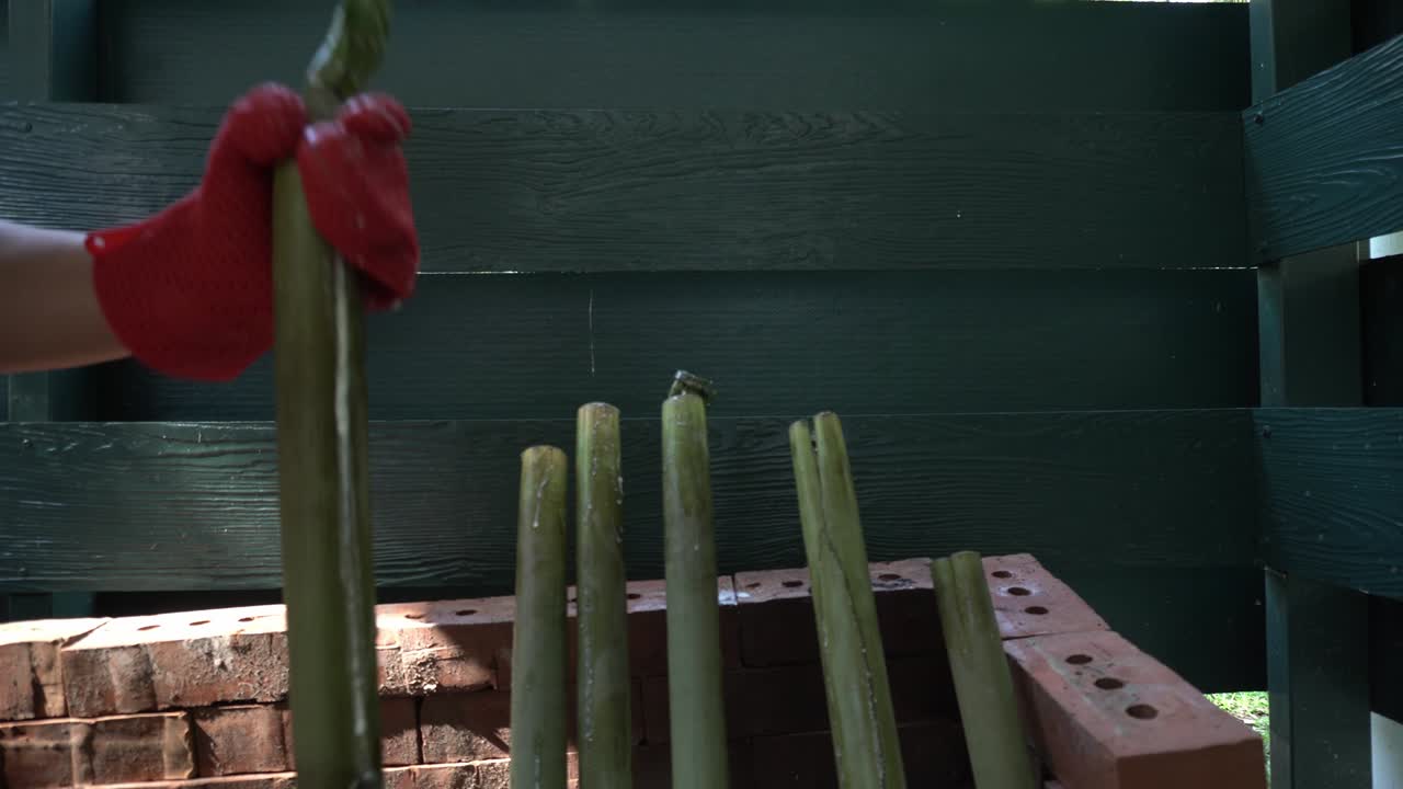 la cocina de lemang, un tipo de arroz de bambú. el lemang está hecho de arroz glutinoso que se cocina con leche de coco en bambú hueco. se encuentra comúnmente en brunei, indonesia, malasia y singapur.