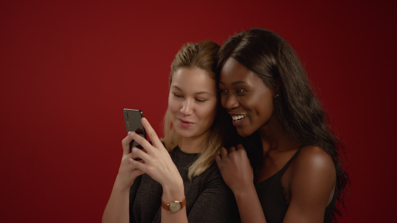 Donne che guardano il telefono
