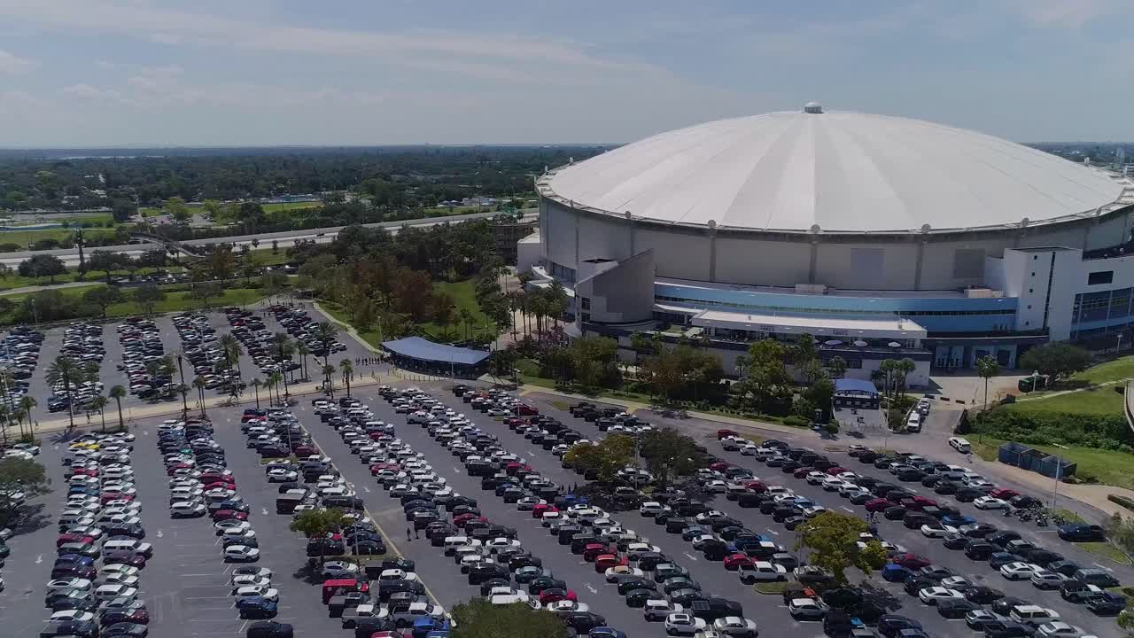 vídeo de drones aéreos de 4k de los fanáticos que se presentan en el campo tropicana para tampa bay rays mlb wildcard juego de playoffs contra texas rangers en el centro de st.