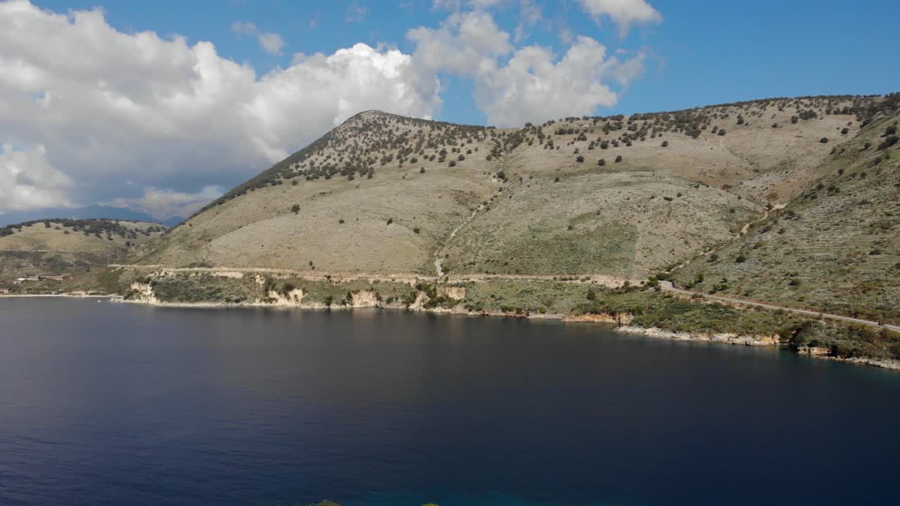 지중해의 흐린 날 푸른 청록색 바다 만 위에 아름다운 산들과 해변