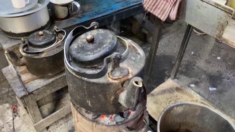 En-Una-Calle-De-Kolkata,-Un-Hervidor-De-Agua-Hierve-Sobre-Un-Quemador-De-Arcilla-O-Chullah,-Un-Tipo-De-Estufa