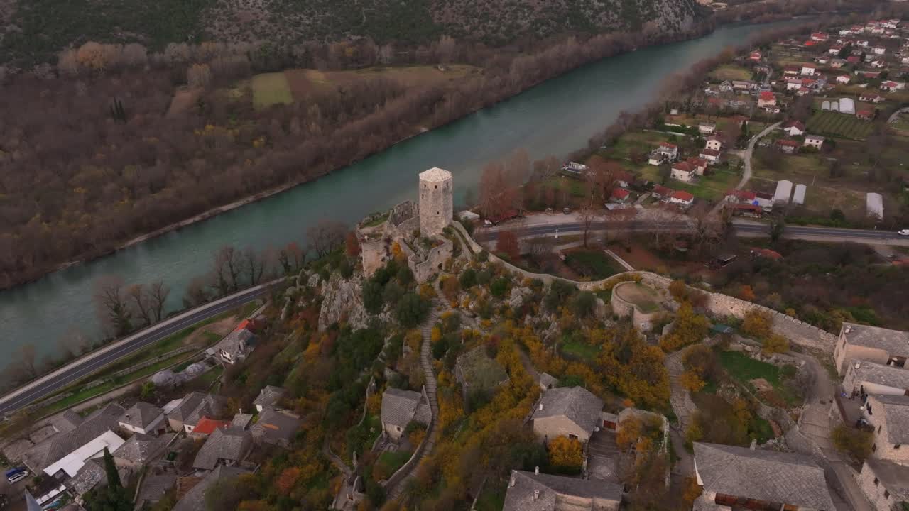 Scorcio aereo del villaggio di Počitelj con vista sul fiume, Bosnia