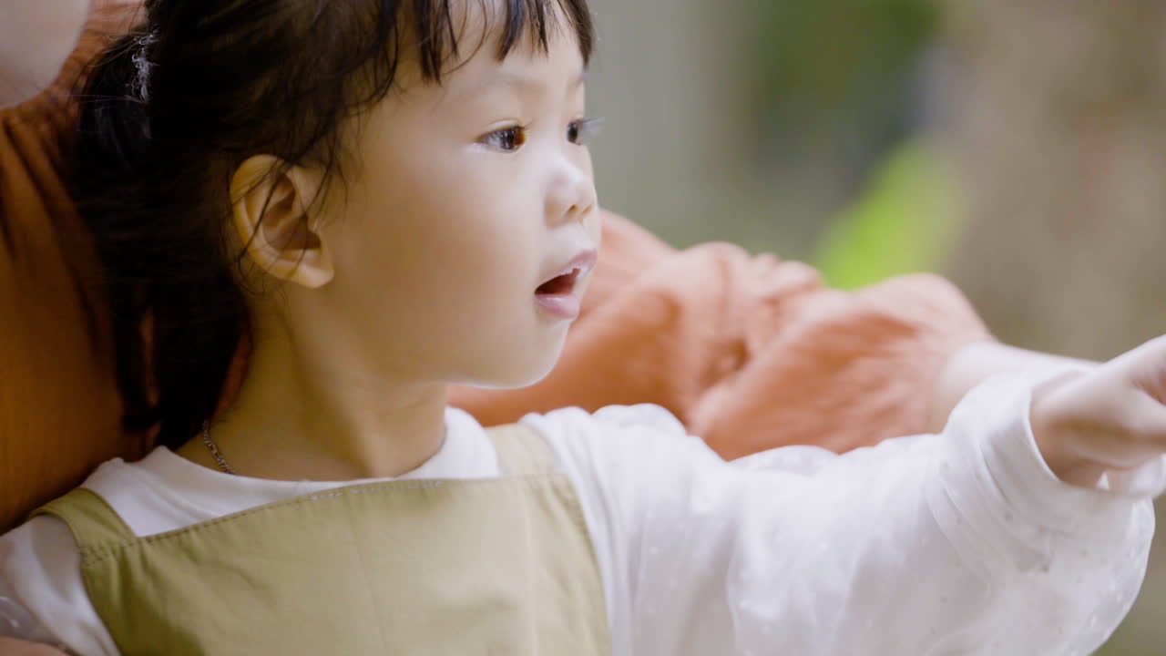 경치를 바라보는 엄마와 아이