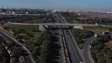 Vista-Aérea-De-Una-Carretera-En-Casablanca