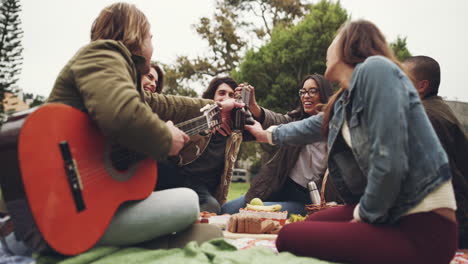 Am-Picknicktag-Ist-Für-Jeden-Etwas-Dabei