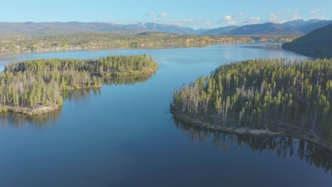 imágenes aéreas de la madrugada en el lago de montaña en la sombra en el gran lago colorado con los colores del otoño apenas comenzando