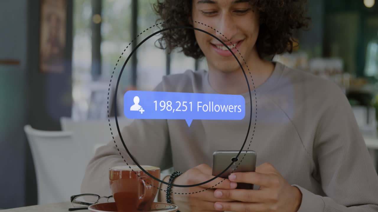 animación del procesamiento de datos financieros sobre un hombre biracial usando un teléfono inteligente