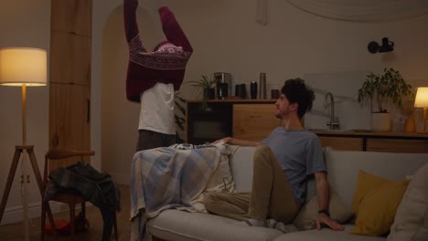 pareja relajándose en casa