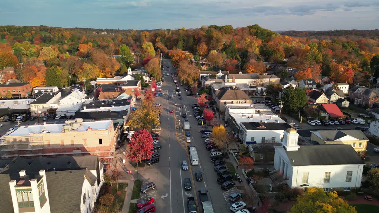 vista aérea del centro de granville, la calle ohio y los colores de otoño