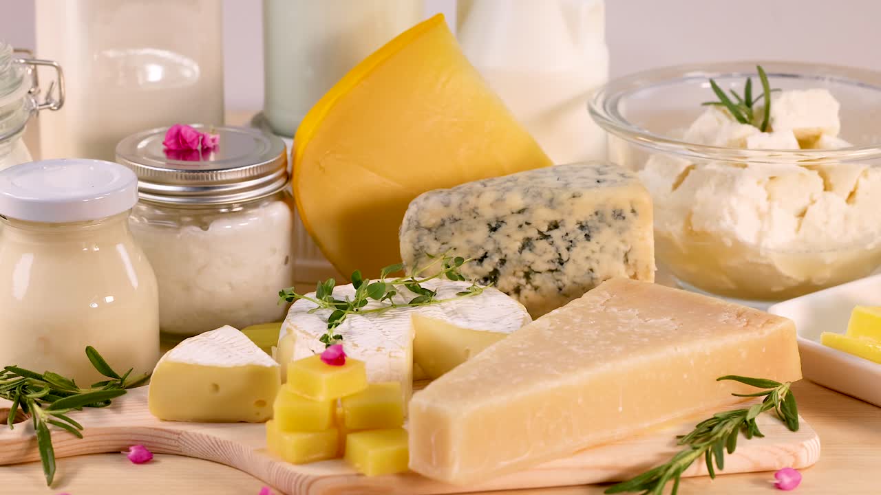 varios productos lácteos dispuestos en una mesa