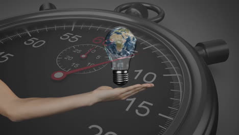 animación de una mano con una bombilla y el planeta tierra sobre un cronómetro en fondo negro