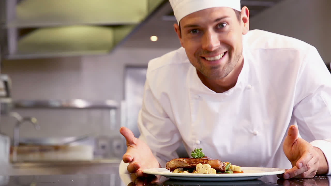 chef poniendo perejil en el plato de carne de res