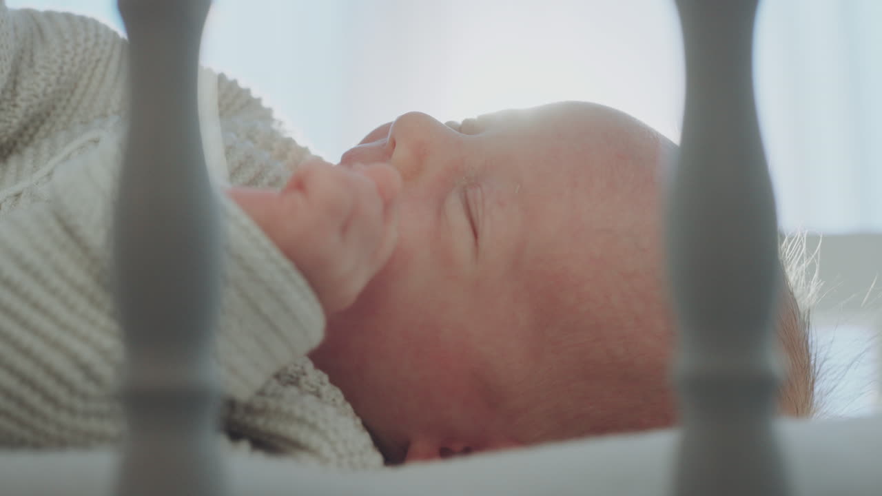 Bebê Dormindo em um Berço