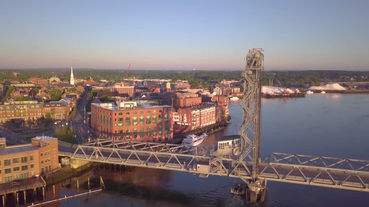 amanecer sobre el puente de portsmouth, nh en 4k a las 29