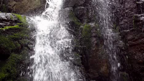 Flujo-De-Agua-En-Montañas-Rocosas-Lavando-Piedras-Verdes-Cubiertas-De-Musgo.-Corriente-De-Agua-En-El-Bosque