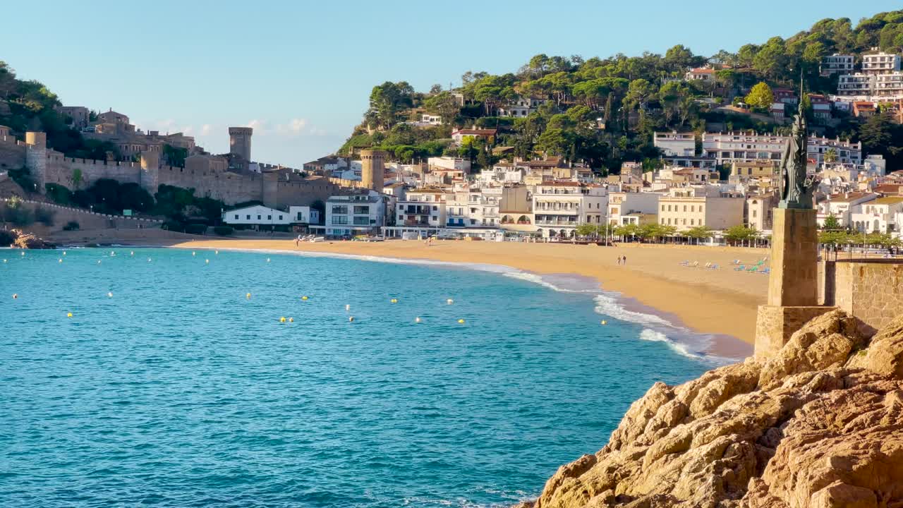 Teluk Tossa de Mar Terlihat dari Kastil hingga Pantai Berpasir Kasar dan Air Laut Biru Turkois, sebuah Desa Nelayan Abad Pertengahan Berbenteng Tua di Laut Mediterania