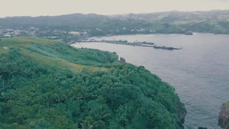 Filmisches-Drohnen-Luftvideo-Eines-Romantischen-Leuchtturms-Von-Basco-Batanes-Auf-Den-Philippinen