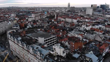 Lado-Aéreo-Y-Vuelo-Ascendente-Sobre-La-Ciudad-De-Bruselas,-Bélgica