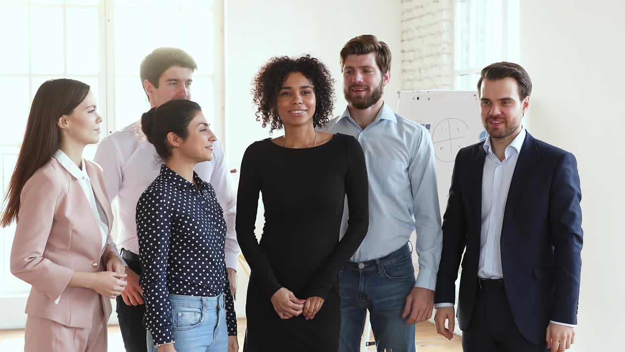 un equipo profesional multirracial de personas de negocios que se unen para celebrar el triunfo